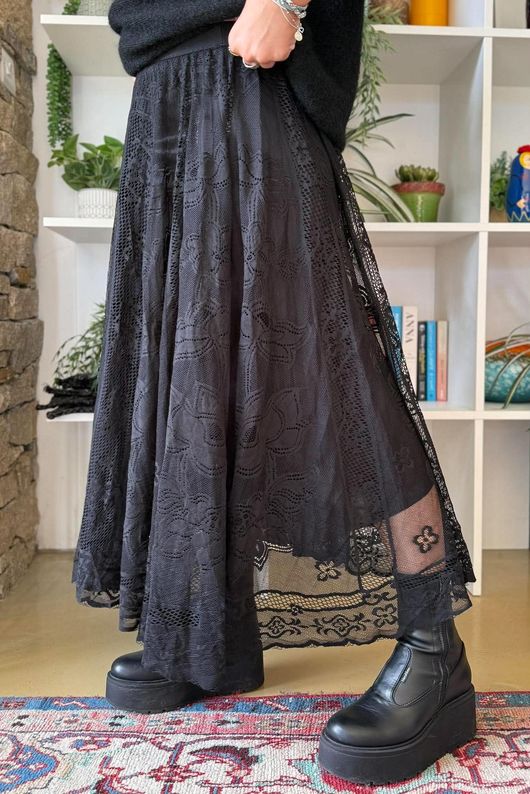 Vintage Vera Scalloped Hem Lace Midi Skirt Black